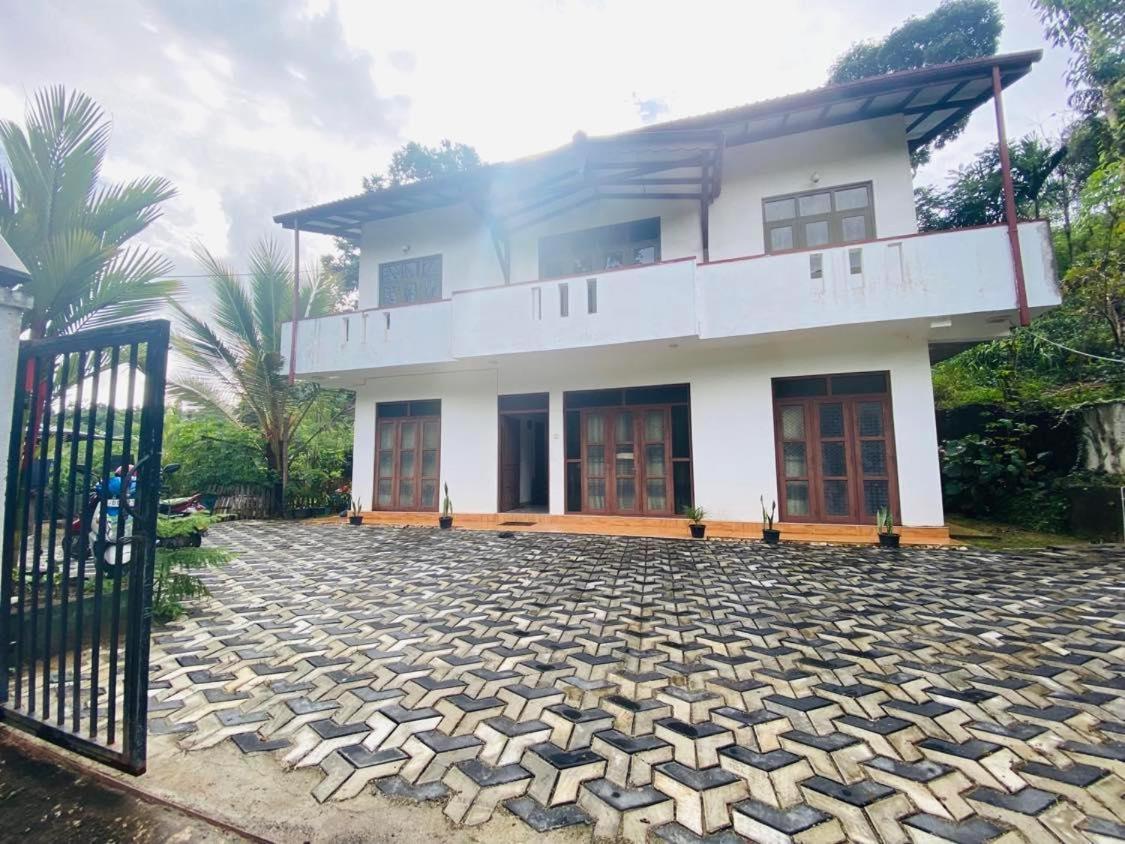 Montes Ella Exterior photo